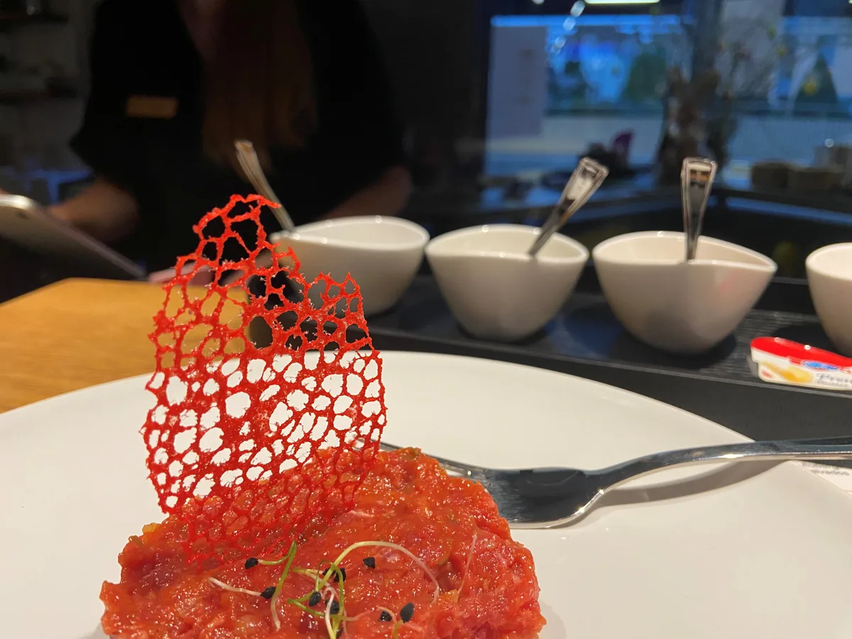Rotes korallenähnliches Gebilde auf dem Tatar.